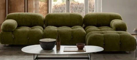 Canapé modulaire B&B Italia en velours vert installé dans un séjour lumineux